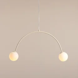 Twiggy - Loftlampe i cremefarvet metal og 2 hvide glaskupler, bredde 84 cm.