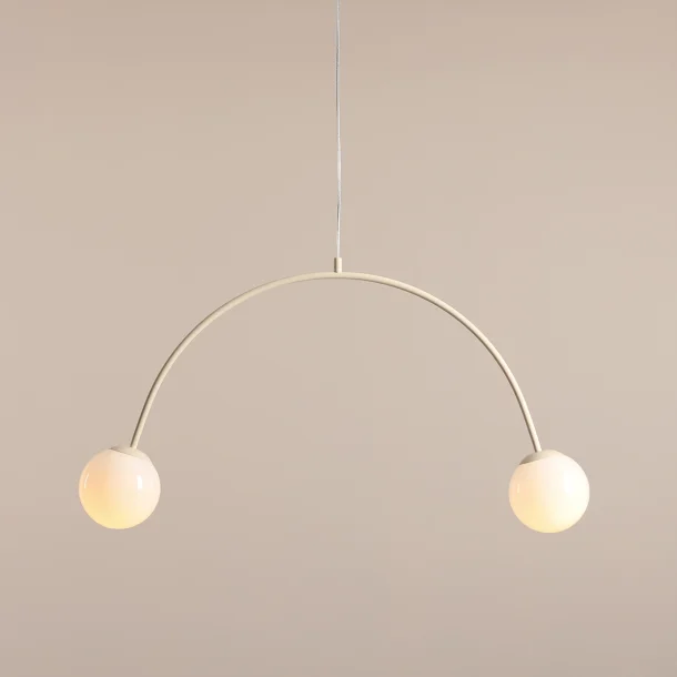 Twiggy - Loftlampe i cremefarvet metal og 2 hvide glaskupler, bredde 84 cm.