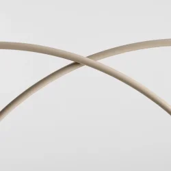 Twiggy - Loftlampe i beige farvet metal og 4 hvide glaskupler, bredde 130 cm.