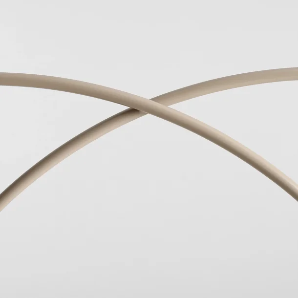 Twiggy - Loftlampe i beige farvet metal og 4 hvide glaskupler, bredde 130 cm.