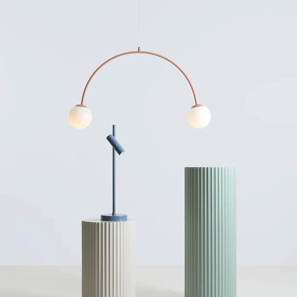 Twiggy - Taklampa i korallfrgad metall och 2 vita glaskupoler, bredd 84 cm.