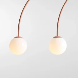 Twiggy - Loftlampe i koral farvet metal og 4 hvide glaskupler, bredde 130 cm.