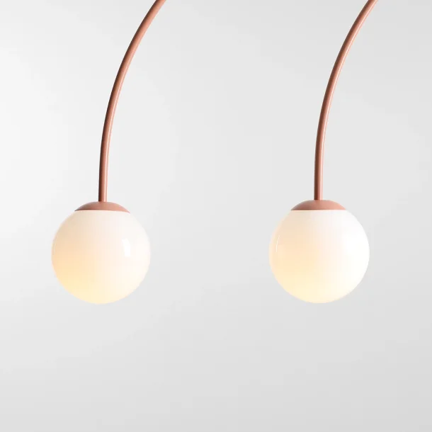 Twiggy - Loftlampe i koral farvet metal og 4 hvide glaskupler, bredde 130 cm.