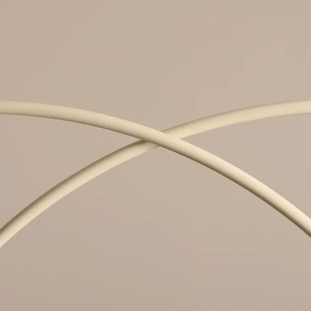 Twiggy - Loftlampe i cremefarvet metal og 4 hvide glaskupler, bredde 130 cm.