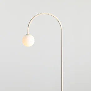 Twiggy - Gulvlampe i cremefarvet metal og hvidt glas