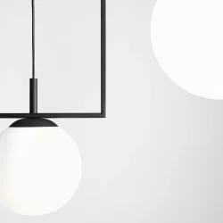 Moma - Loftlampe i sort metal og hvidt glas