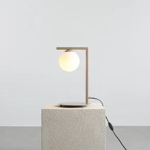  Moma - Bordslampa i beige metall och vitt glas