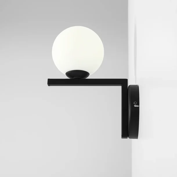  Moma - Vgglampa i svart metall och vitt glas