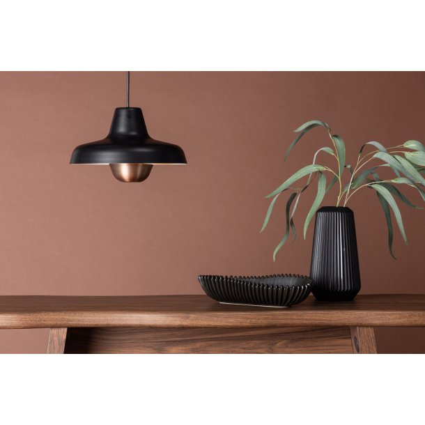 Kroken - Pendel i sort metal med kobber detalje