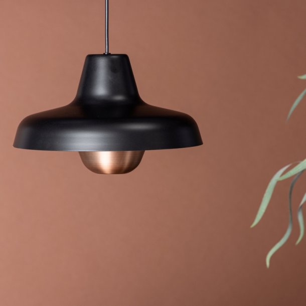Kroken - Pendel i sort metal med kobber detalje