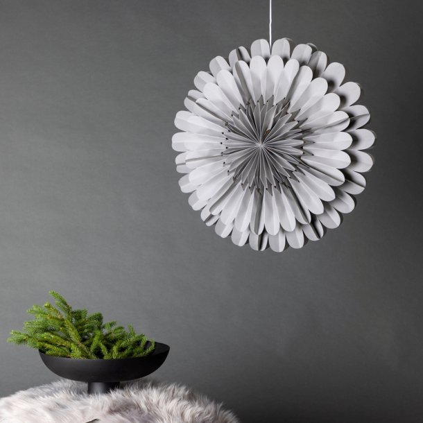 Juvela - Loftlampe i gr foldet papir, diameter 60 cm.