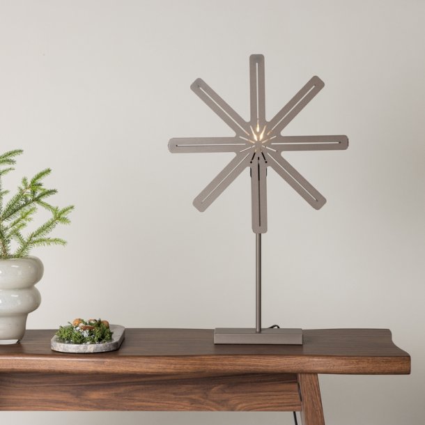 Platt- Bordlampe i mocca farvet metal, stjerneformet med LED lys, hjde 67 cm.