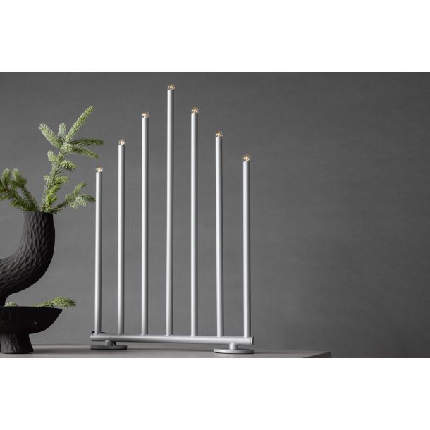 Smokey- Bordlampe i slvfarvet metal med syv dmpbare LED-lys