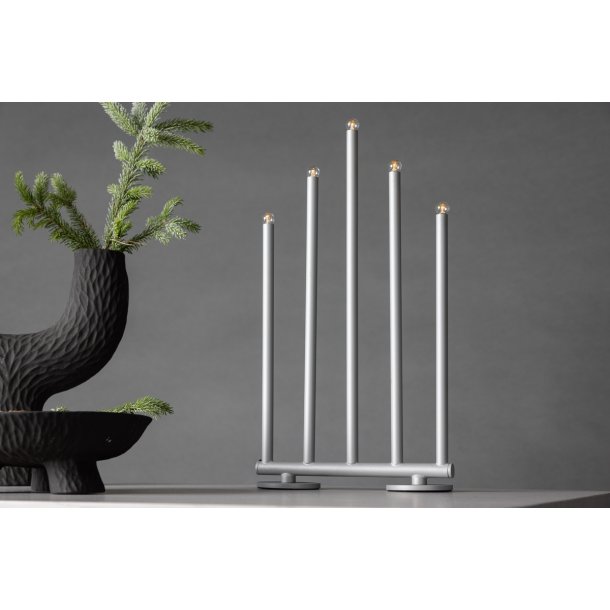 Smokey- Bordlampe i slvfarvet metal med fem dmpbare LED-lys