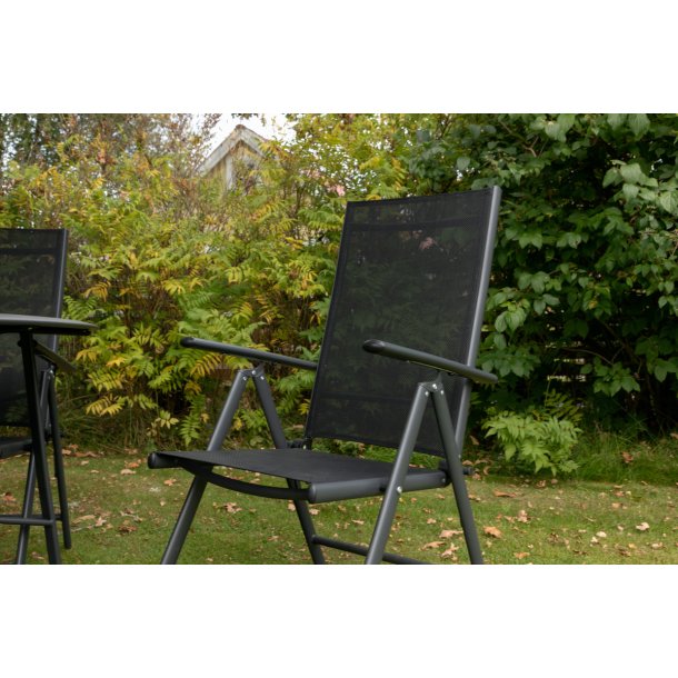 Garda - Spisebordsset med bord, seks stole og parasol i sort aluminium