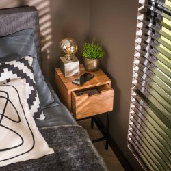 Laksi - Sengebord i akacietr med 1 skuffe