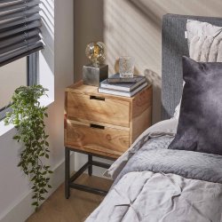 Laksi - Sengebord i akacietr med 2 skuffer