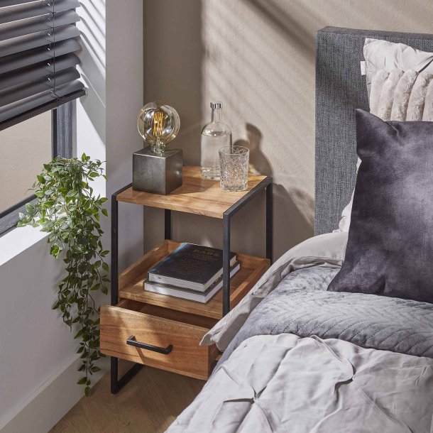 Laksi - Sengebord i akacietr med 1 skuffe og 2 hylder