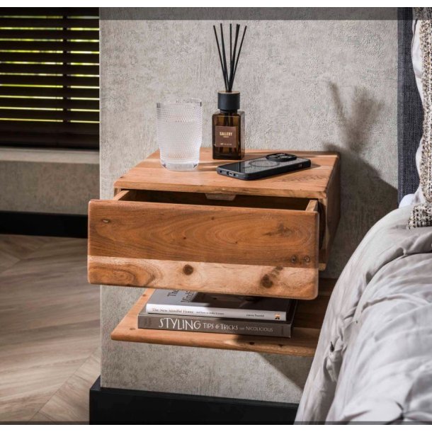 Bali - Sengebordi massiv akacietr med hylde og skuffe