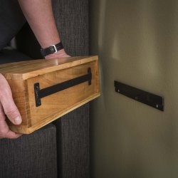 Bali - Sengebord i massiv akacietr med buet front