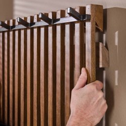 Azur - Knagerkke i massivt sandfarvet mangotr med 14 kroge i patineret metal