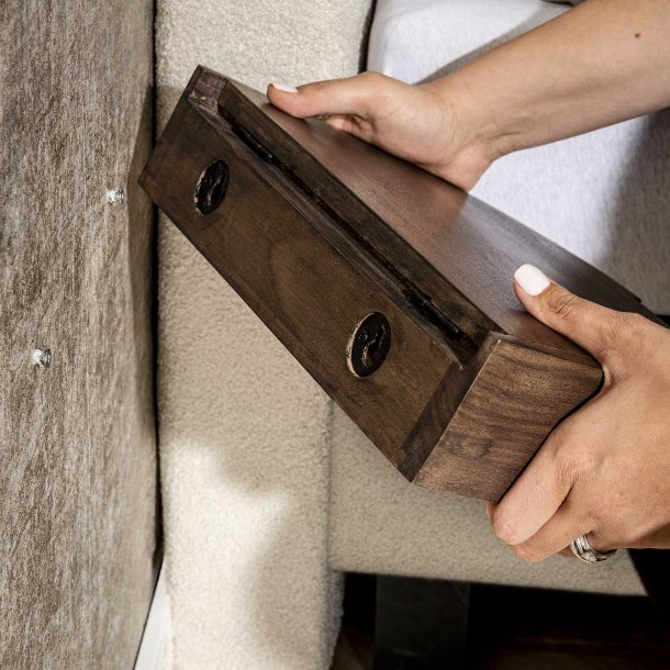 Cove- 2 sengeborde i brun massiv akacietr