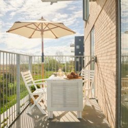 Expa - Spisebord med folde funktion, hvid mahogni, 65 x 130 cm.