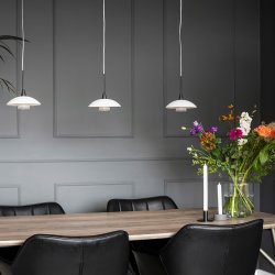 Plate - loftlampe i sort metal sammen med en glasskrm