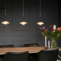 Plate - loftlampe i sort metal sammen med en glasskrm