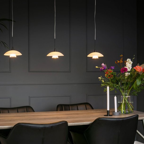 Plate - loftlampe i sort metal sammen med en glasskrm