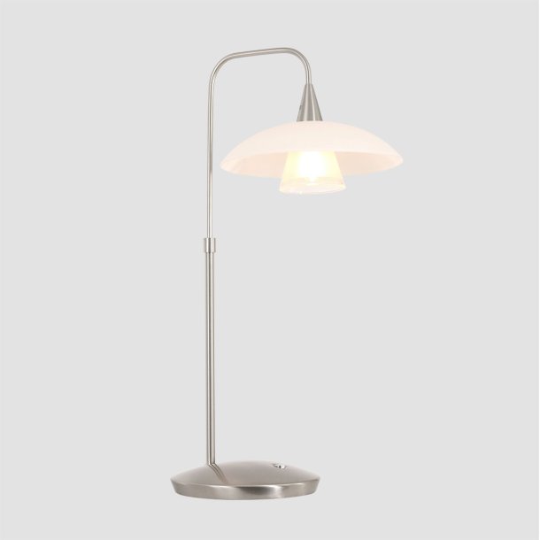 Plate - bordlampe i stl eller sort metal sammen med en glasskrm