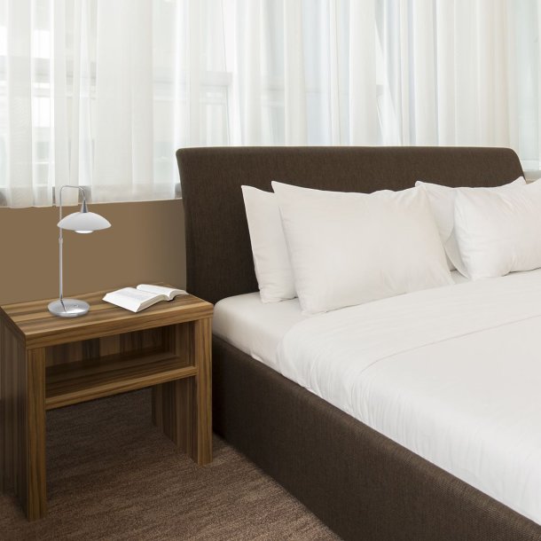 Plate - bordlampe i stl eller sort metal sammen med en glasskrm