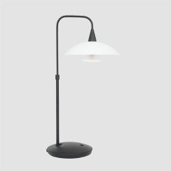 Plate - bordlampe i stl eller sort metal sammen med en glasskrm