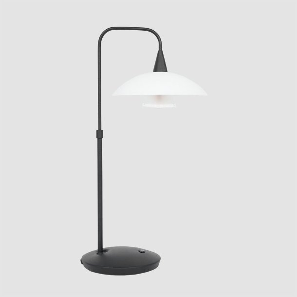 Plate - bordlampe i stl eller sort metal sammen med en glasskrm