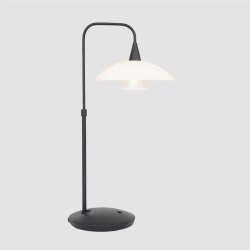 Plate - bordlampe i stl eller sort metal sammen med en glasskrm