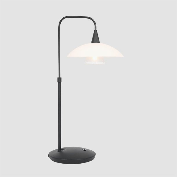 Plate - bordlampe i stl eller sort metal sammen med en glasskrm