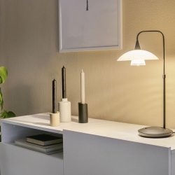 Plate - bordlampe i stl eller sort metal sammen med en glasskrm