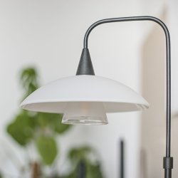 Plate - bordlampe i stl eller sort metal sammen med en glasskrm