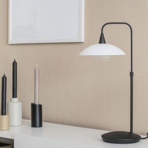 Plate - bordslampa i stl eller svart metall tillsammans med en glasskrm