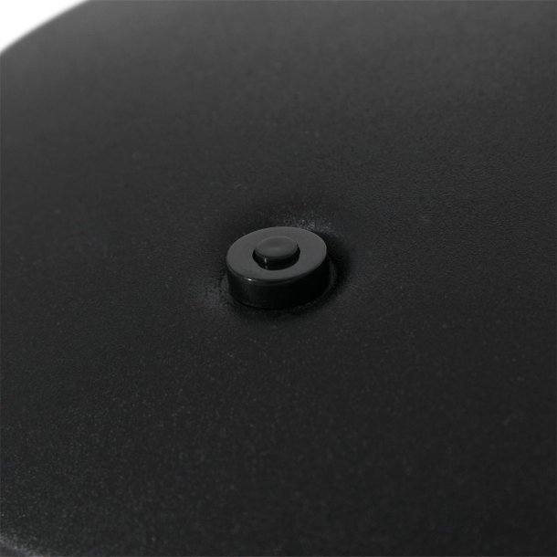 Plate - bordlampe i stl eller sort metal sammen med en glasskrm