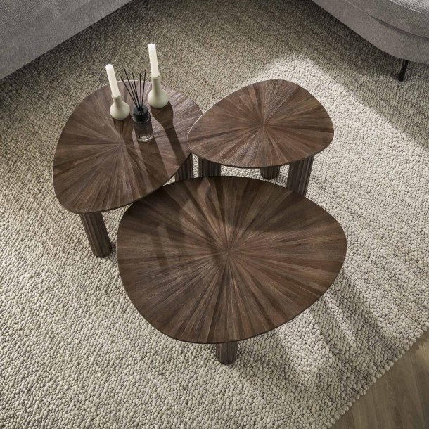 Mayas - Sofabordsst med tre trekantede borde i brunt teaktr