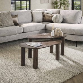 Mayas - Sofabordsst med to organisk formede borde i brunt teaktr