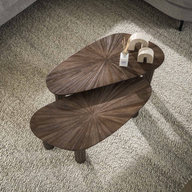 Mayas - Sofabordsst med to organisk formede borde i brunt teaktr