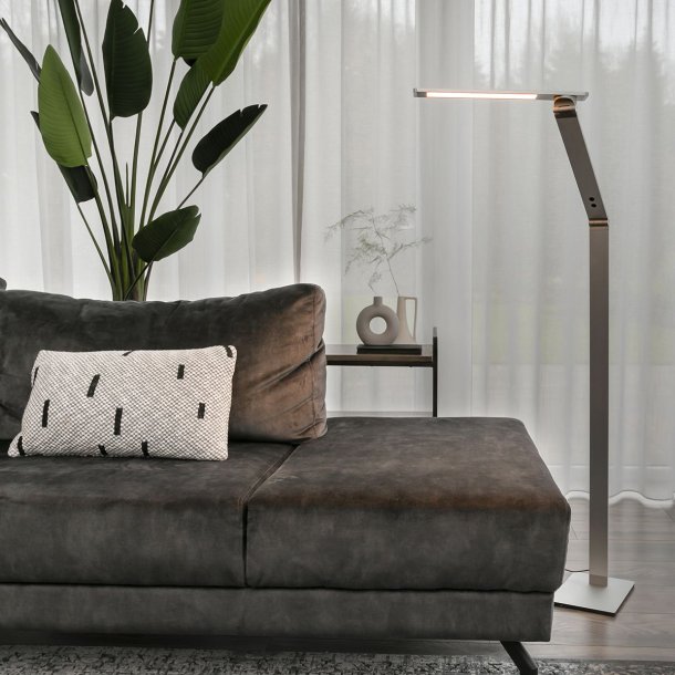 Manacor - gulvlampe i stl eller sort metal