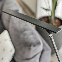 Manacor - gulvlampe i stl eller sort metal