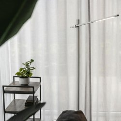 Coco - gulvlampe i aluminium og glas, to farver