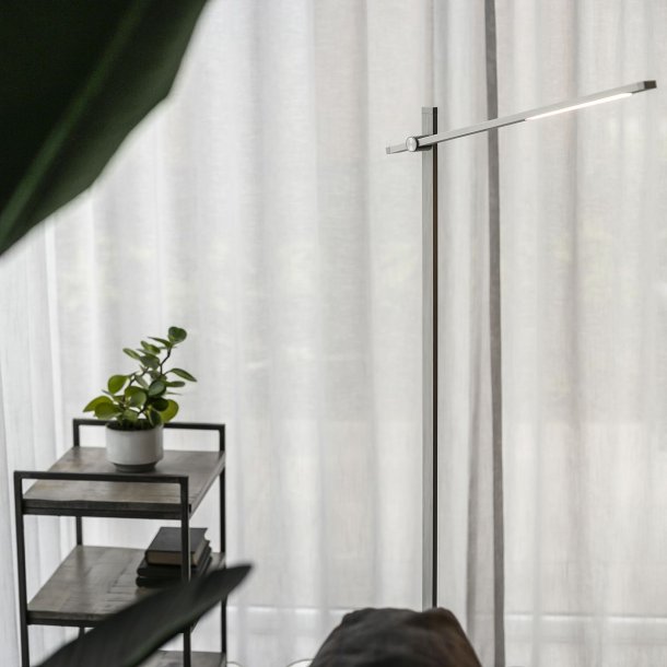 Coco - gulvlampe i aluminium og glas, to farver