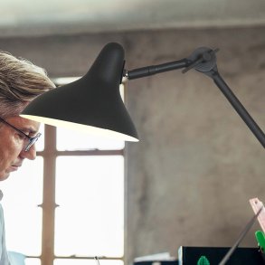 Moore - bordslampa i svart metall