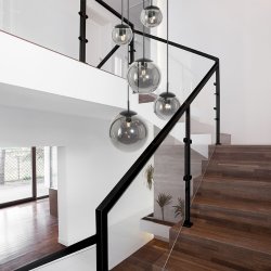 Bowie - taklampa i svart metall och r�kt glas
