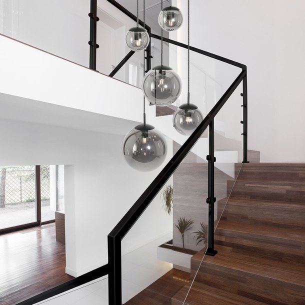 Bowie - taklampa i svart metall och r�kt glas